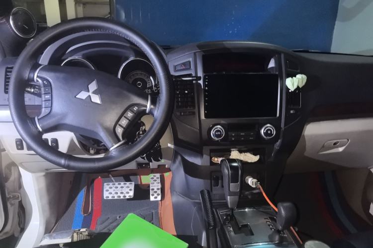 Used Mitsubishi Pajero 2014 3.0L Luxury Edition Center Console