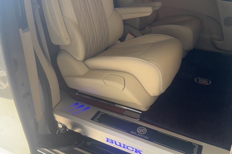 Used Buick GL8 2023 Facelifted Land Cruiser Executive Luxury Version