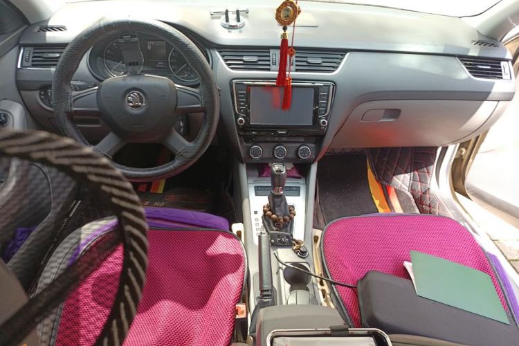 Used Skoda Octavia 2015 1.6L Automatic Yijie Edition Center Console