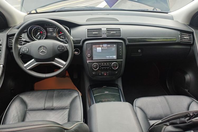 Used Mercedes-Benz R-Class 2017 R 320 4MATIC Business Edition Prestige Model Center Console