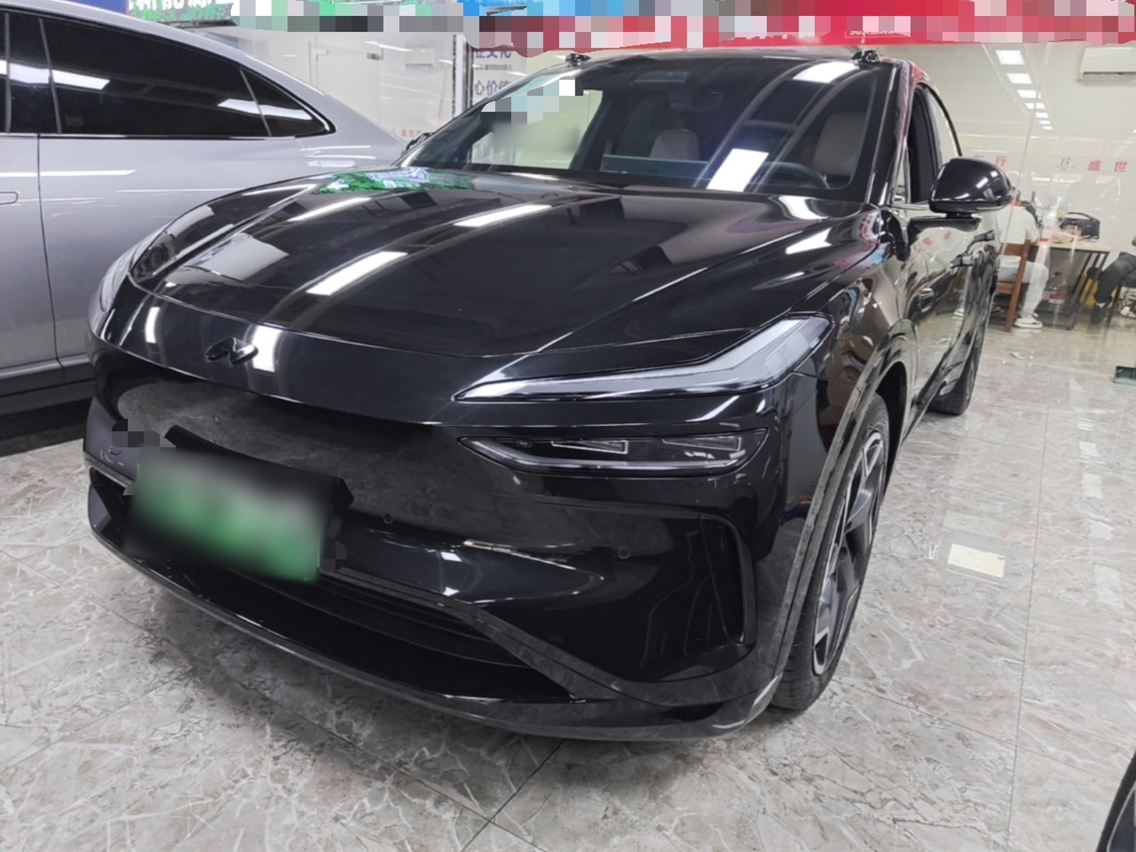 Unter der Vorderseite des Autos