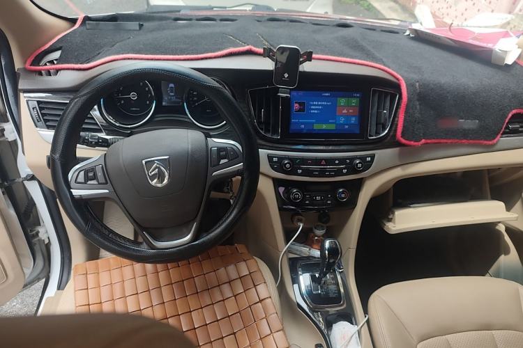 Used Baojun 730 2016 1.8L iAMT Luxury Model 7 Seats Center Console