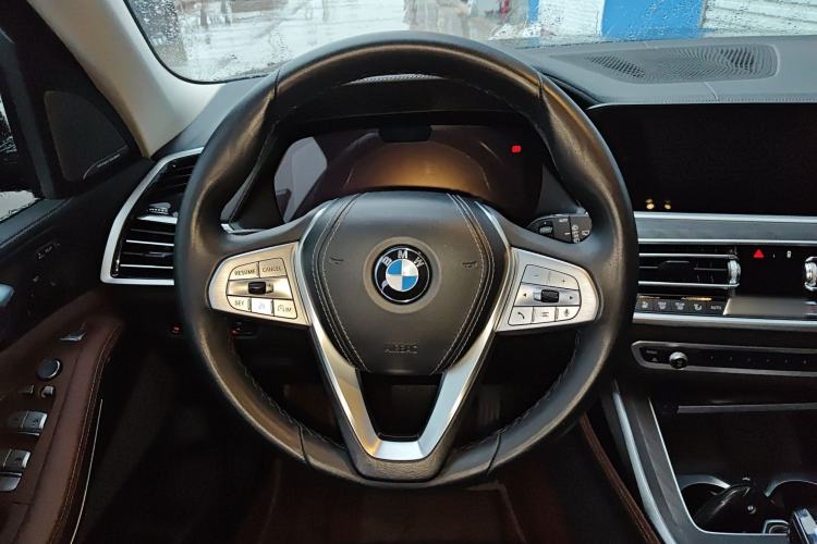 Used BMW X7 2022 xDrive40i Luxury Package with Leading Features Steering Wheel
