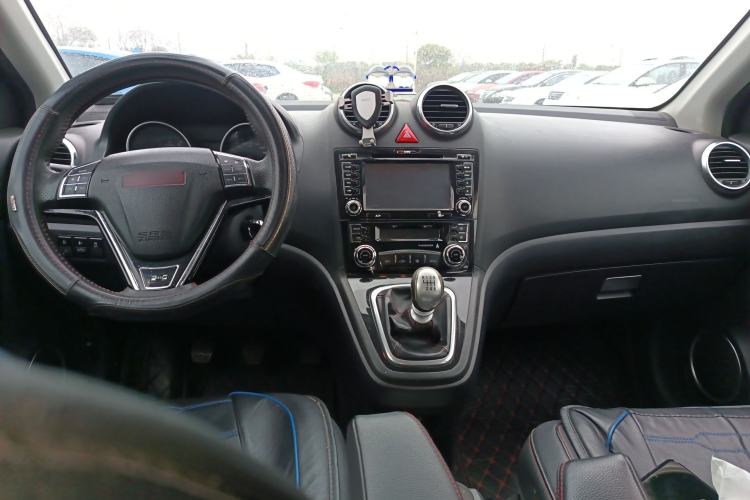 Used Haval H6 2013 Upgraded Model 1.5T Manual Two-Wheel Drive Elite Version Center Console