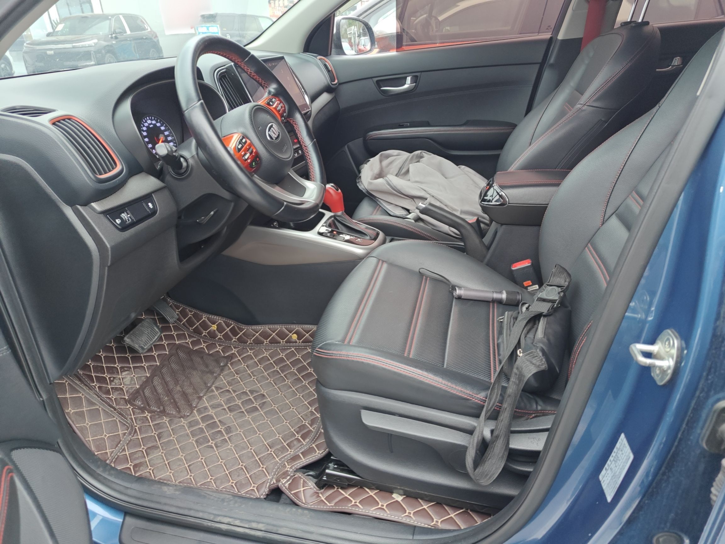 Переднее сиденье в автомобиле