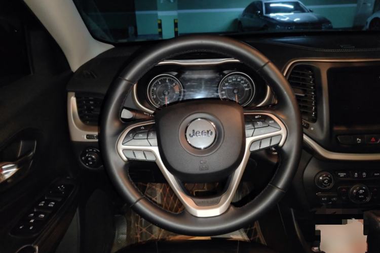 Used Jeep Cherokee 2017 2.0L Superior Edition
