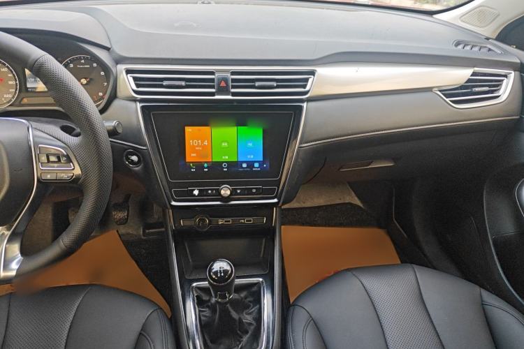 Used Roewe i5 2020 1.5L Manual 4G Connect Leehao Flagship Edition Interior 2