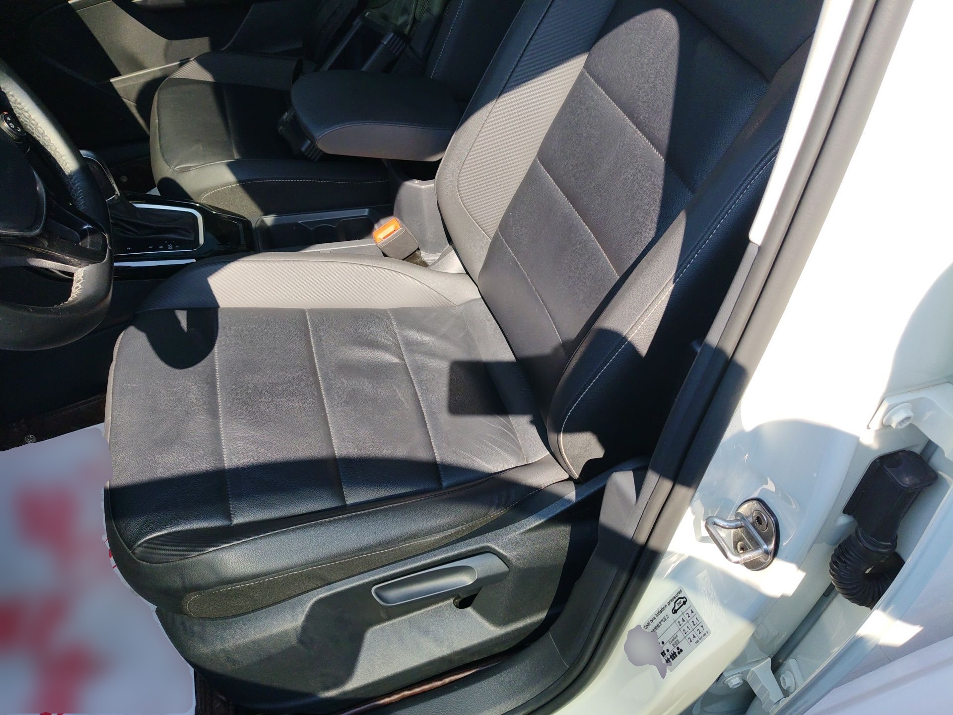 Переднее сиденье в автомобиле