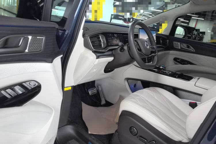 Used Denza D9 2025 DM-i Intelligent Drive 1020 Four-Wheel Drive Flagship Model
