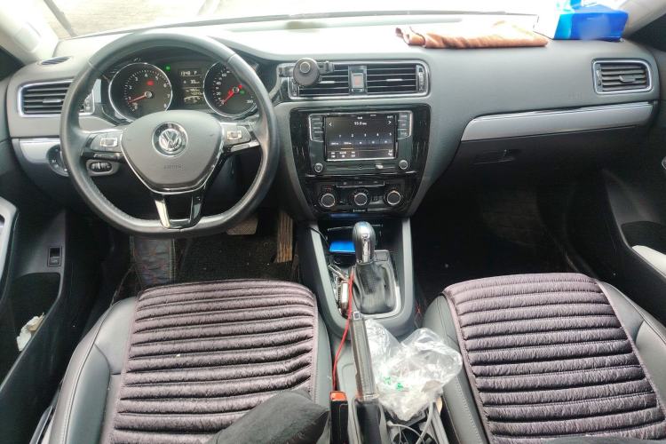 Used Volkswagen Sagitar 2018 1.6L Automatic Comfort Model Center Console