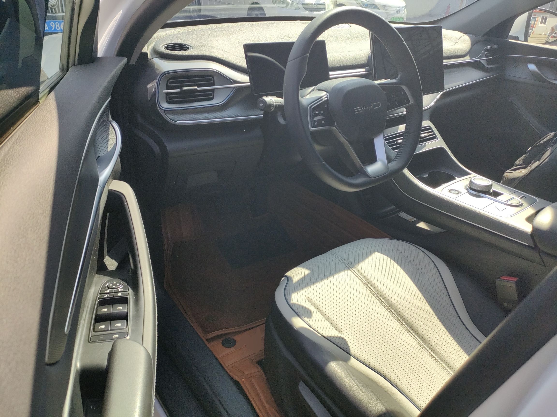 المقاعد الأمامية داخل السيارة