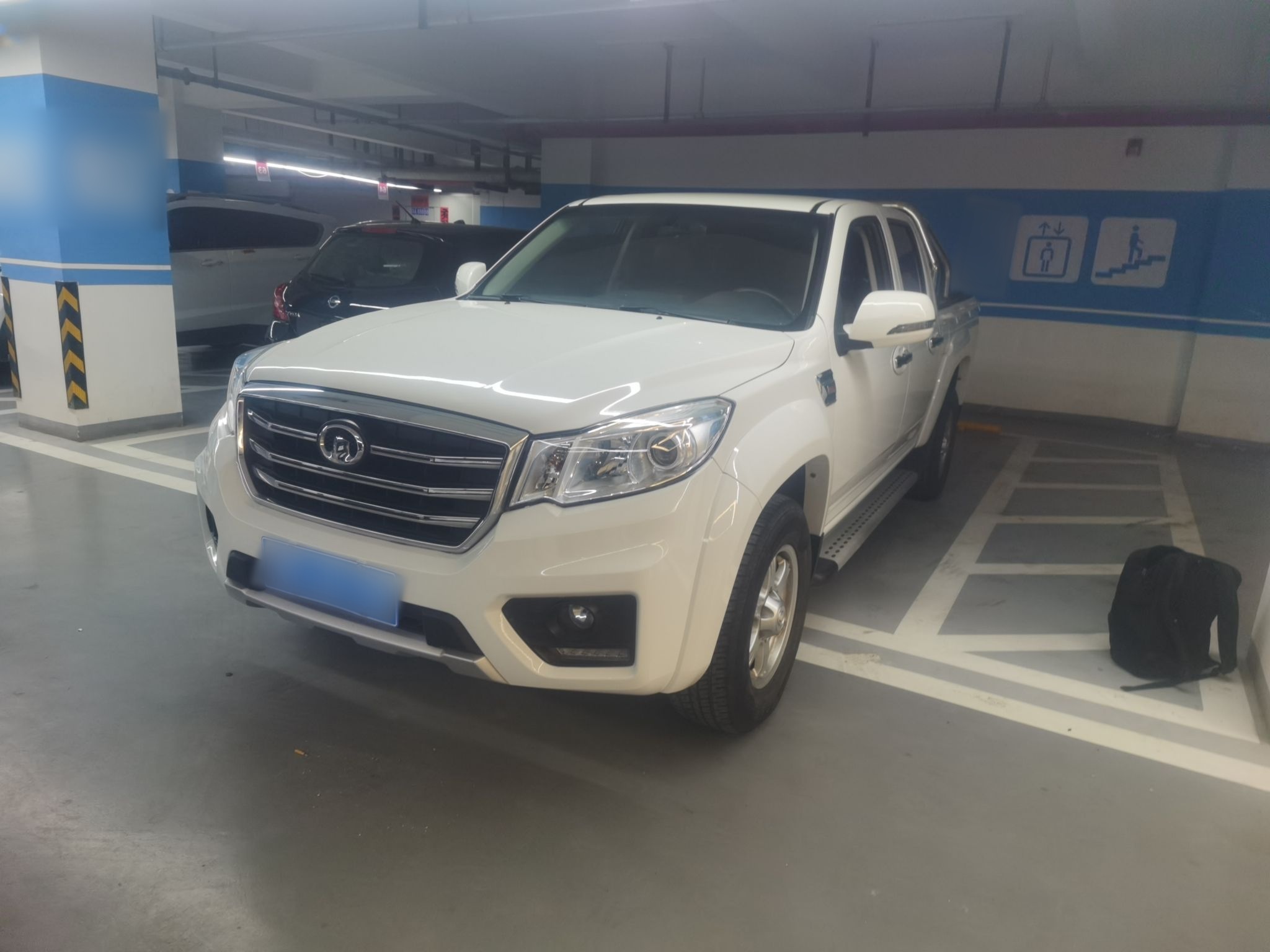 Под передней частью автомобиля