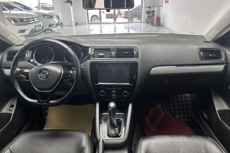 Used Volkswagen Sagitar 2015 230TSI Automatic Comfort Version
