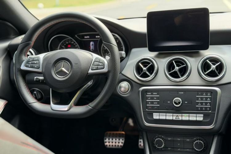 Used Mercedes-Benz CLA 2018 CLA 220 4MATIC Interior 1