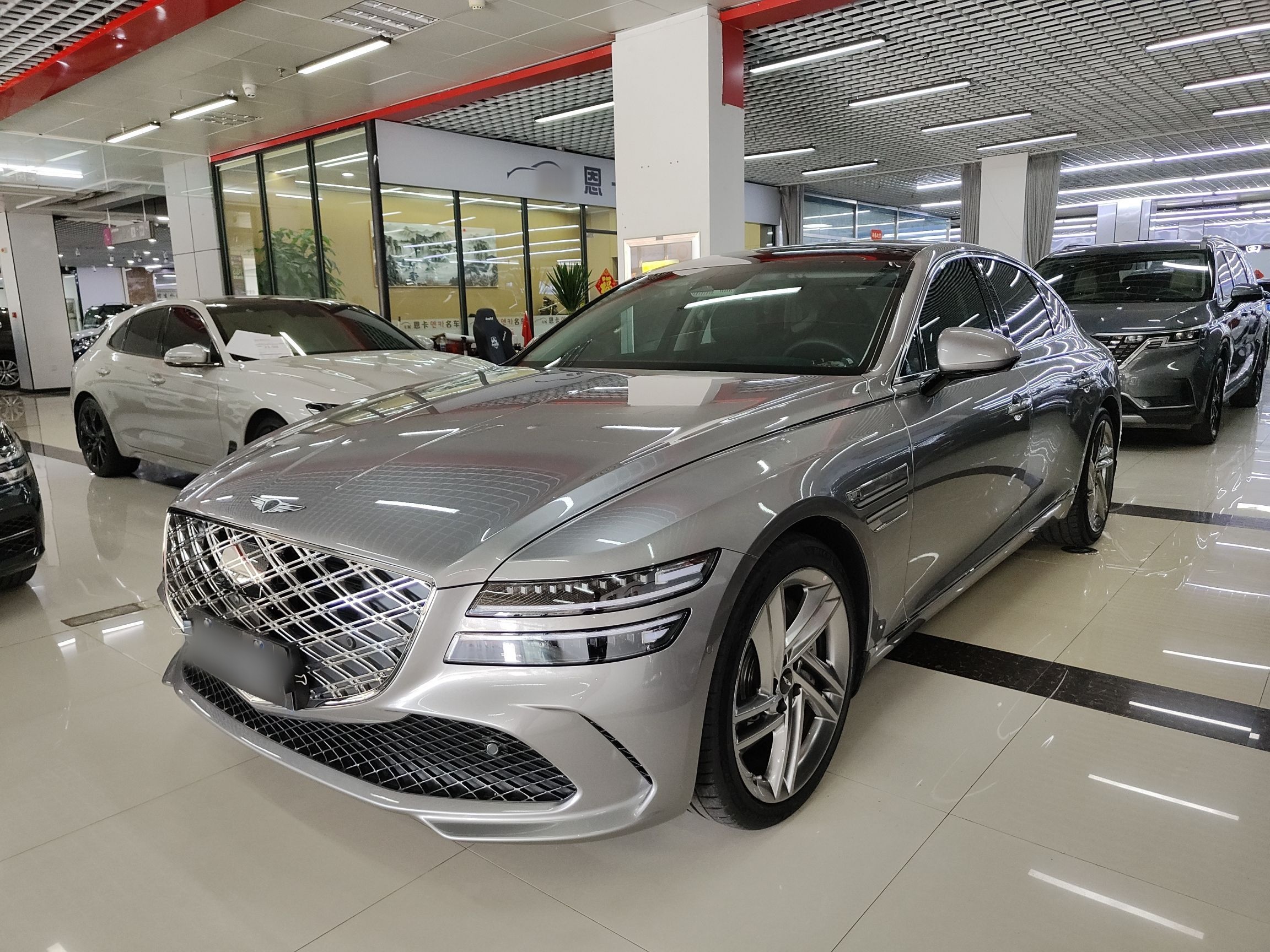 تحت مقدمة السيارة