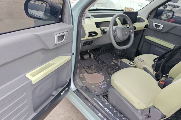 Used Geely Galaxy Panda 2023 Panda Mini 200km Endurance Bear Driver Seat