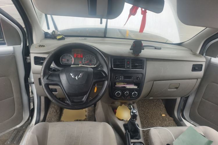 Used Wuling Rongguang V 2016 1.5L Practical Version Center Console