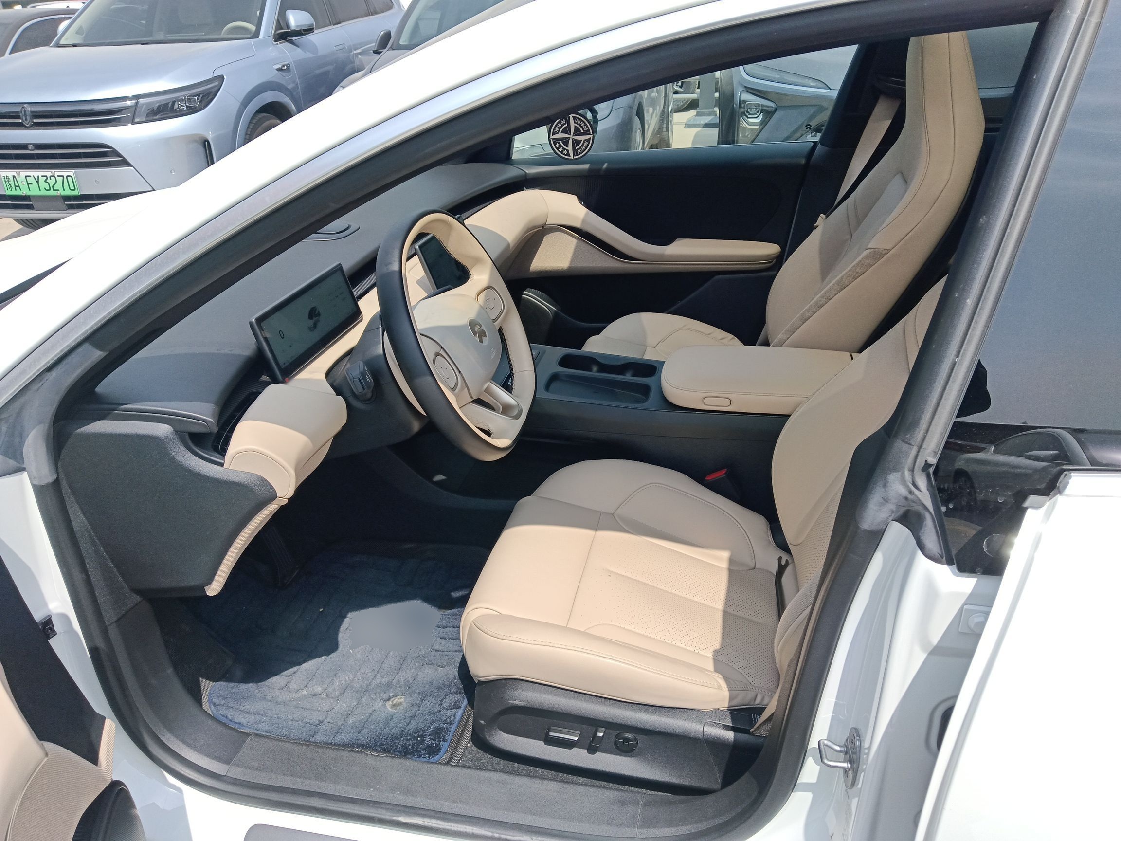 المقاعد الأمامية داخل السيارة