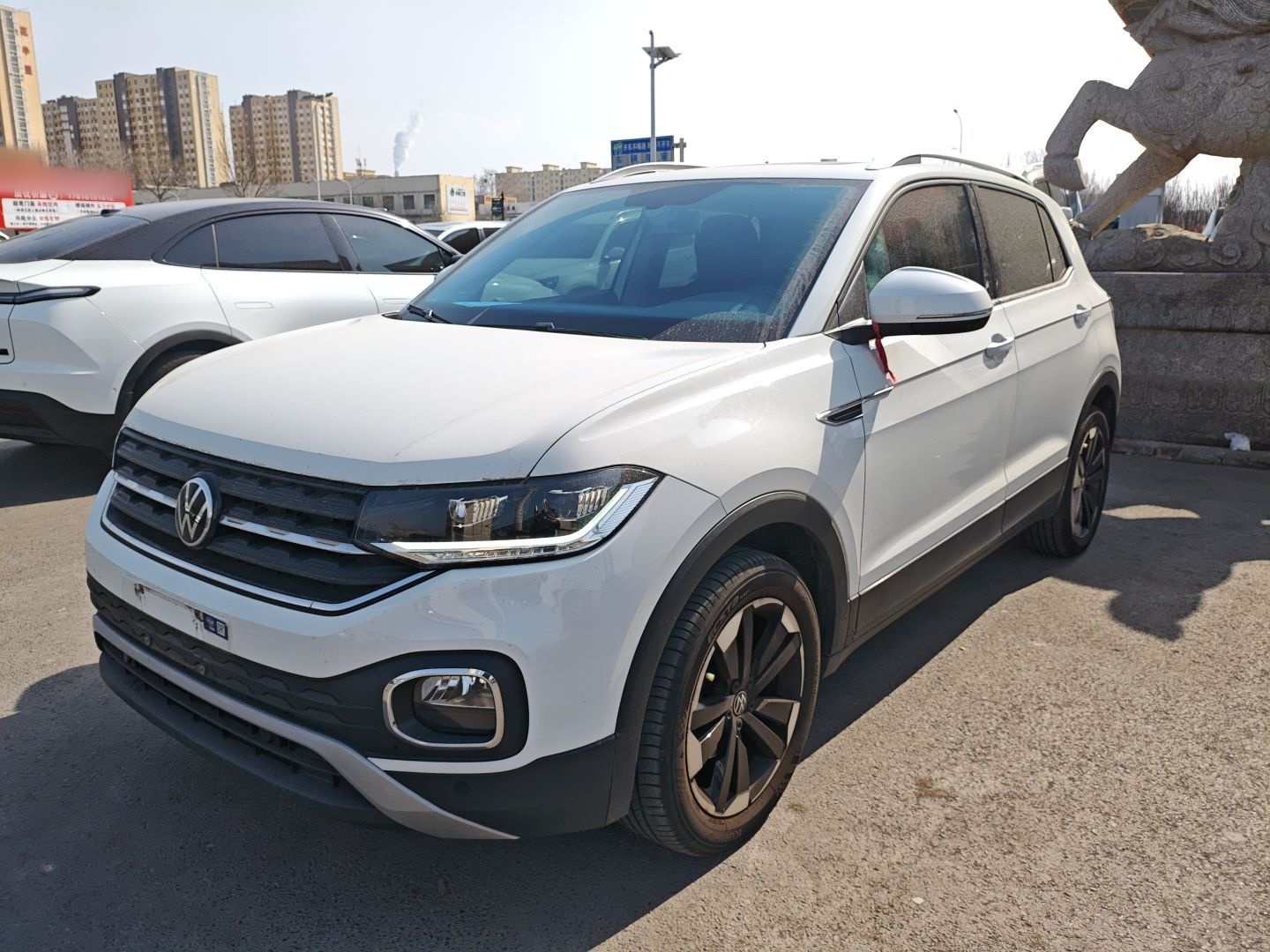 Под передней частью автомобиля