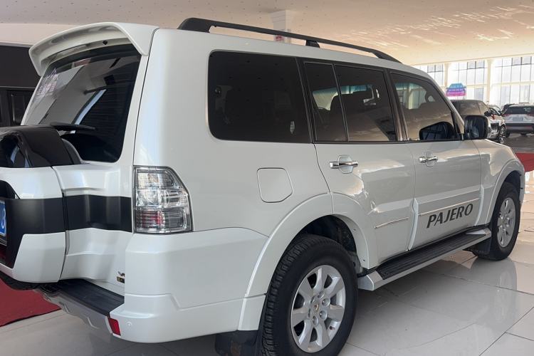 Used Mitsubishi Pajero  Exterior 4