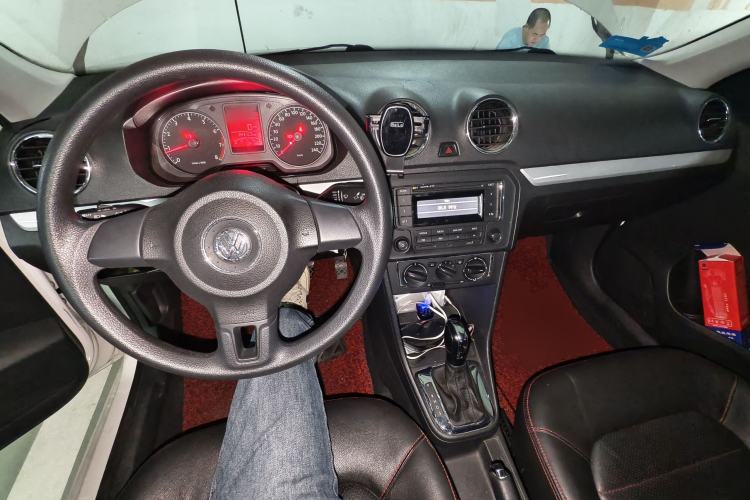 Used Volkswagen Jetta 2015 Value Edition 1.6L Automatic Comfort Version Center Console