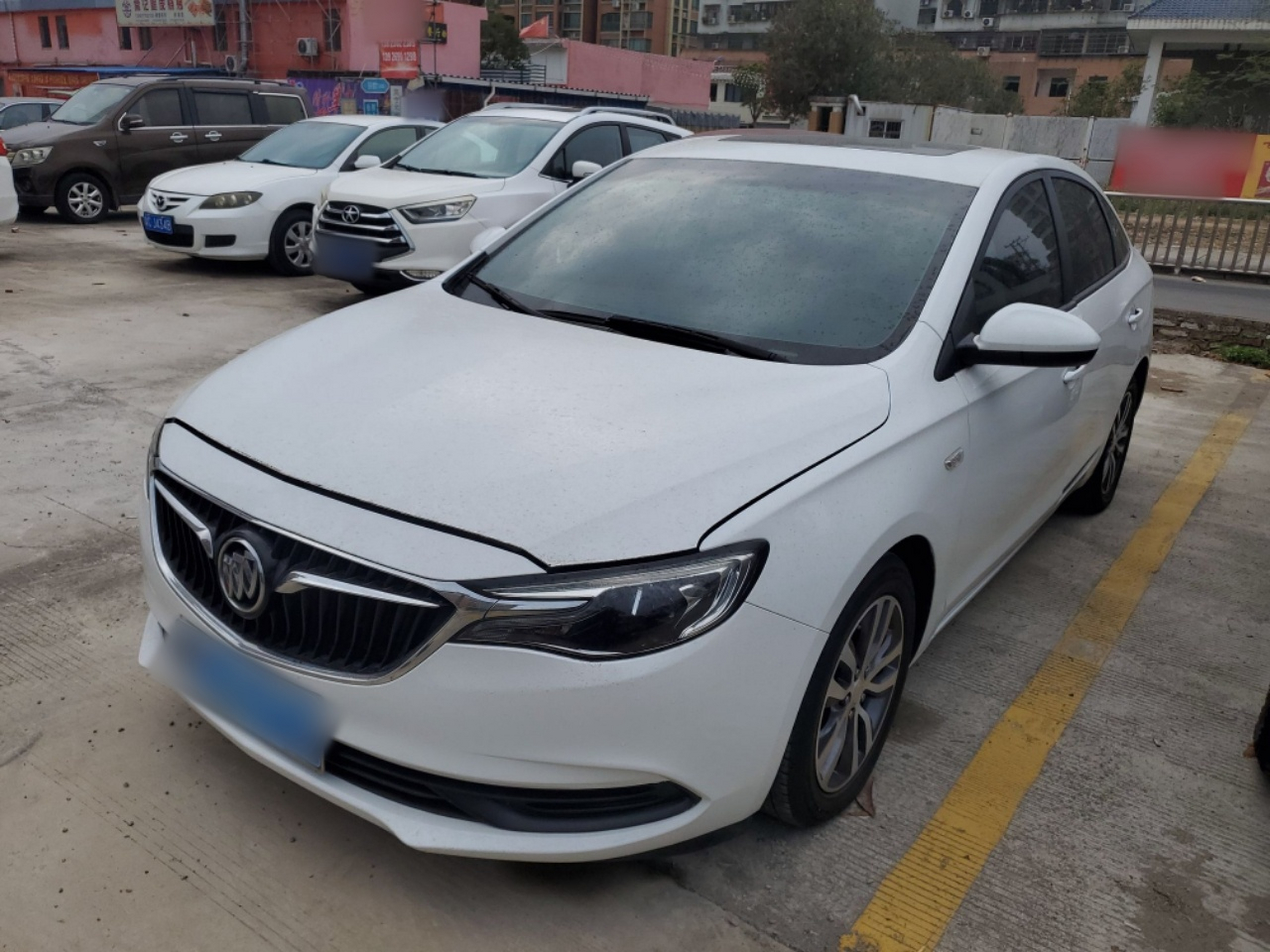 تحت مقدمة السيارة