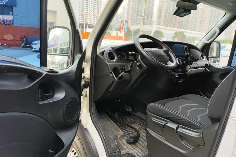 Used Iveco Eurocargo 2021 3.0T Automatic Chao Rui Short Wheelbase Low-Roof Side-Sliding Door F1C
