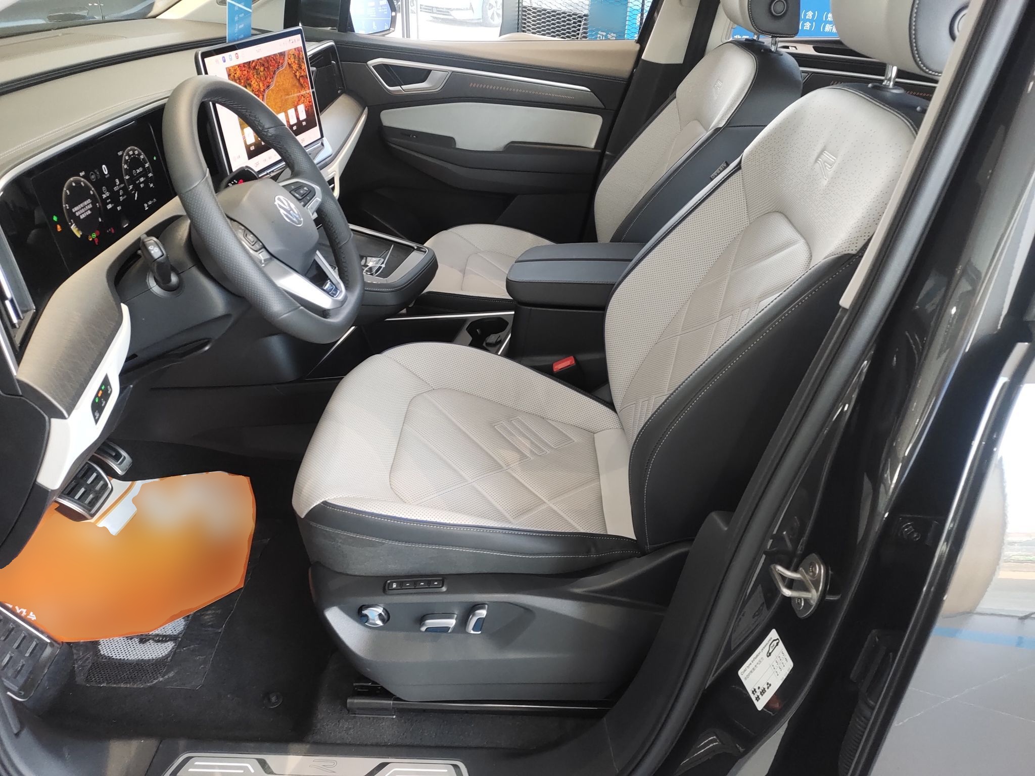 المقاعد الأمامية داخل السيارة