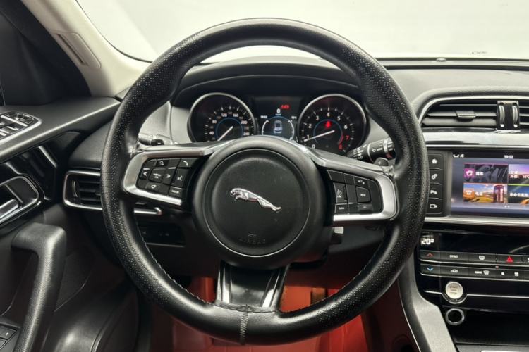 Used Jaguar F-PACE 2018 2.0T Two-Wheel Drive Urban Deluxe Edition Interior 3