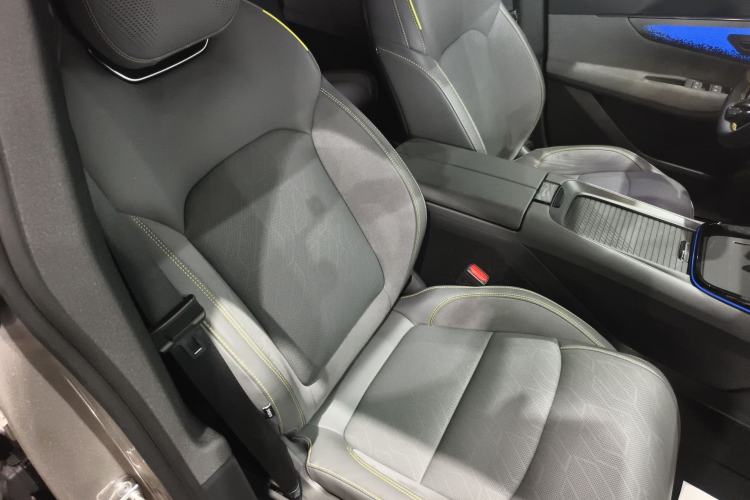 Used Lynk & Co 08 EM-P 2025 120km Long-Range Pro Right Front Seat