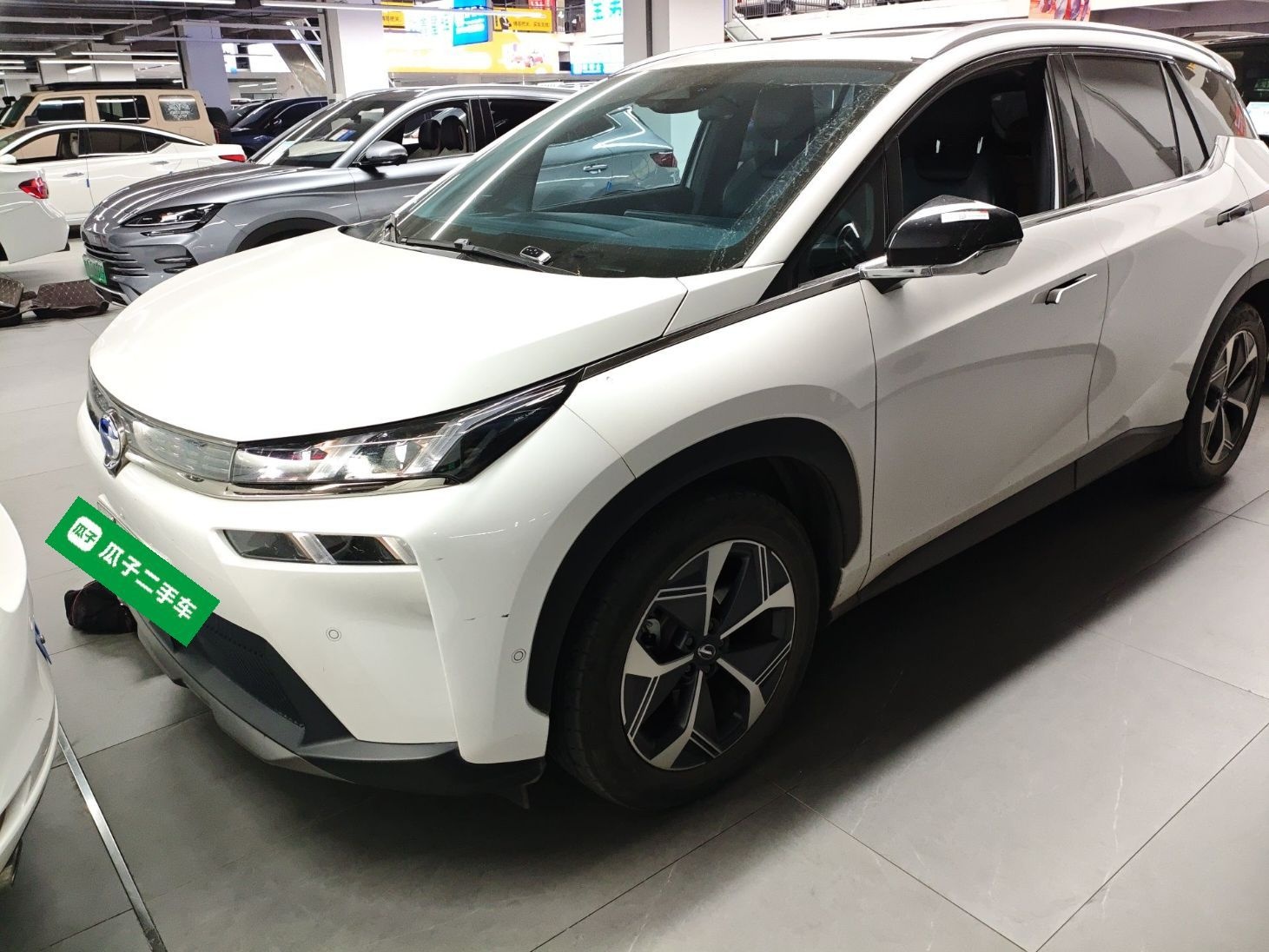 Под передней частью автомобиля