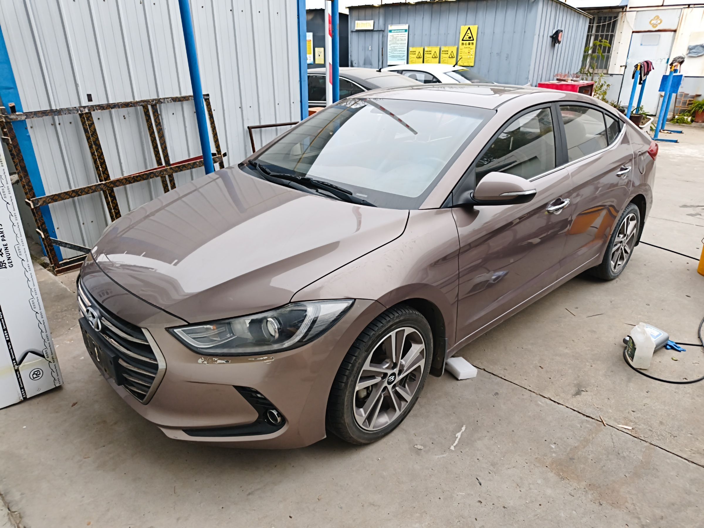 تحت مقدمة السيارة