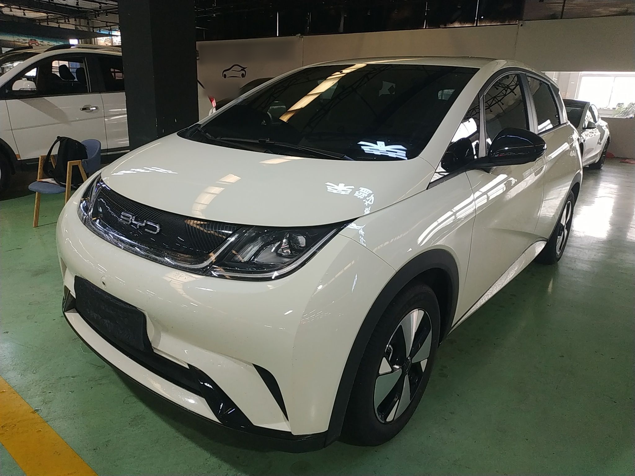 Под передней частью автомобиля