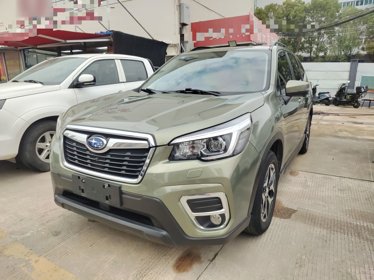 تحت مقدمة السيارة