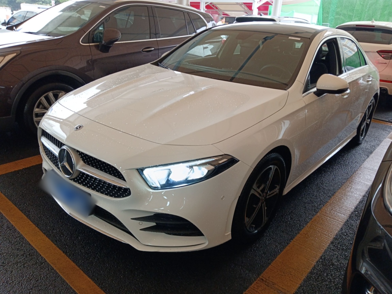 تحت مقدمة السيارة