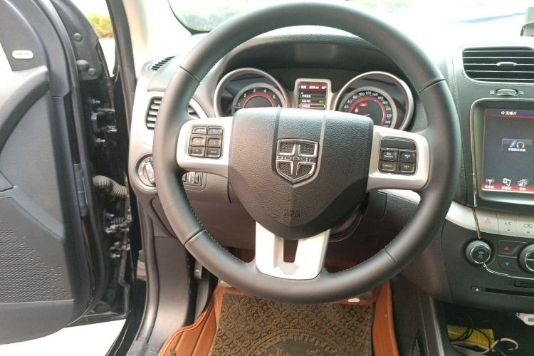 Used Dodge Journey 2013 2.4L Two-Wheel Drive Luxury Version Steering Wheel