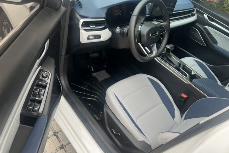 Used Geely Auto Emgrand 2022 4th Generation 1.5L CVT Flagship Model Interior 4