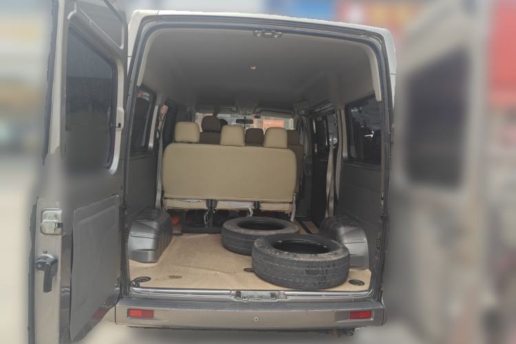 Used SAIC MAXUS Xintu V80 2016 2.5T Manual Aoyuntong National IV Short Wheelbase Mid-Roof 6-Seater Trunk