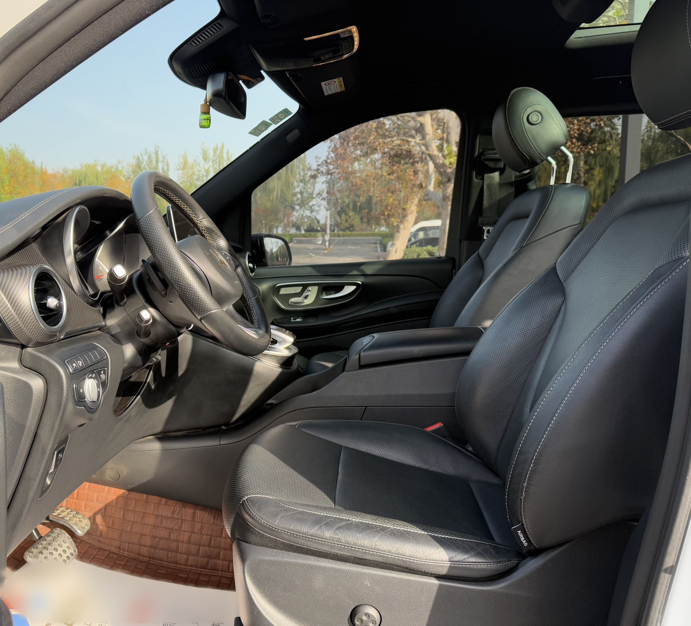 Переднее сиденье в автомобиле