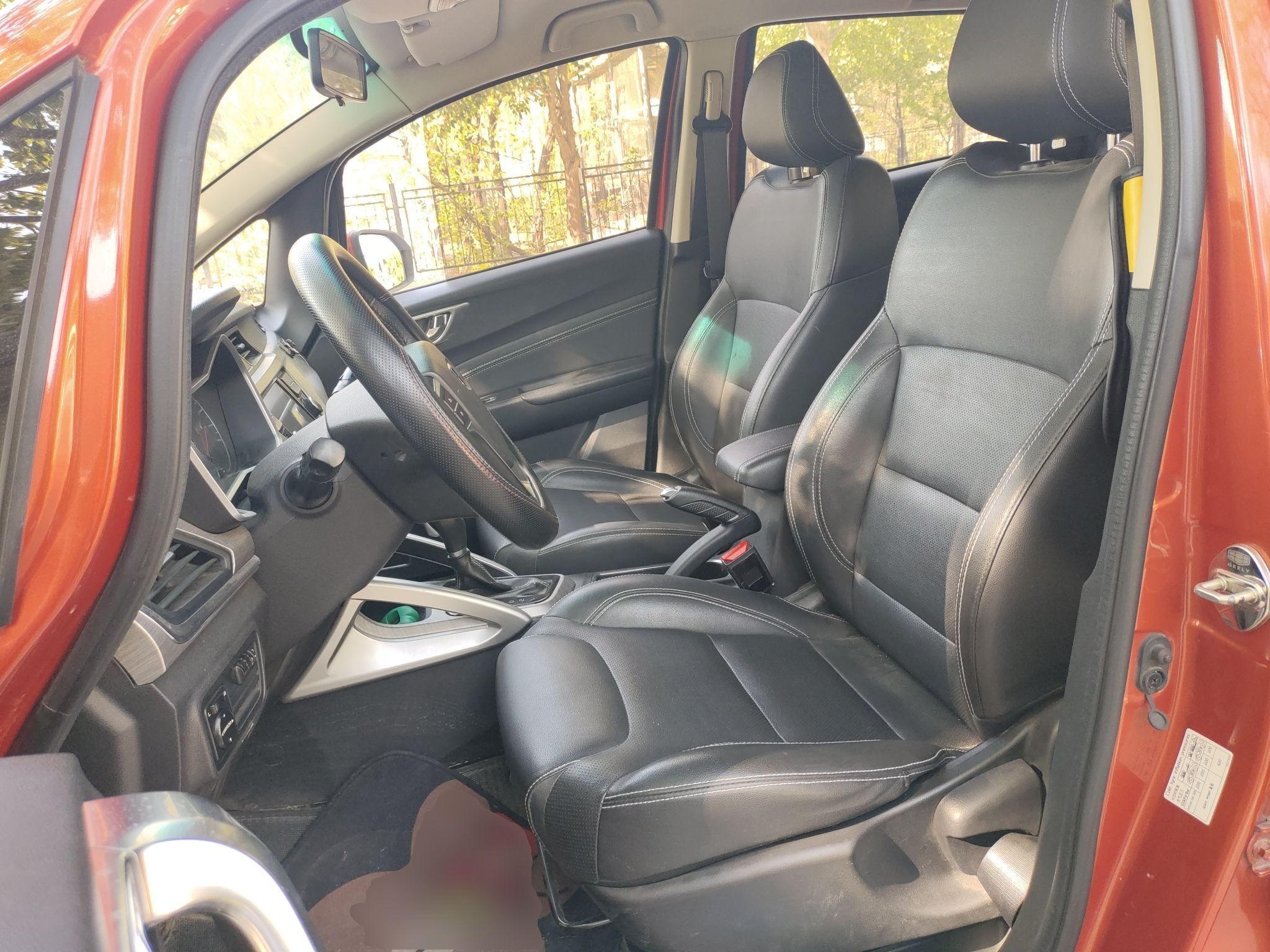 المقاعد الأمامية داخل السيارة