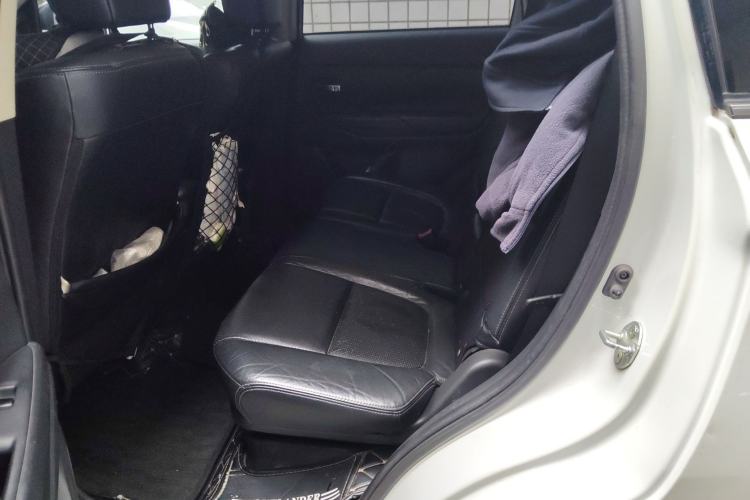 Used Mitsubishi Outlander 2013 2.4L Four-Wheel Drive Luxury Navigation Version 7 Seats