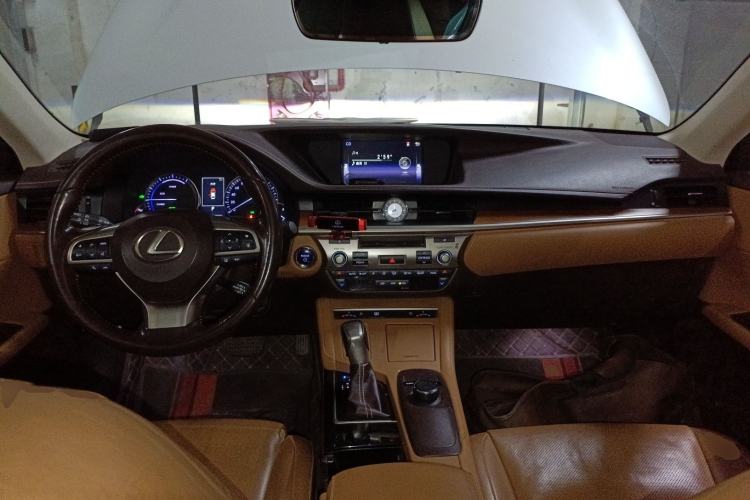 Used Lexus ES 2015 300h Luxury Edition
