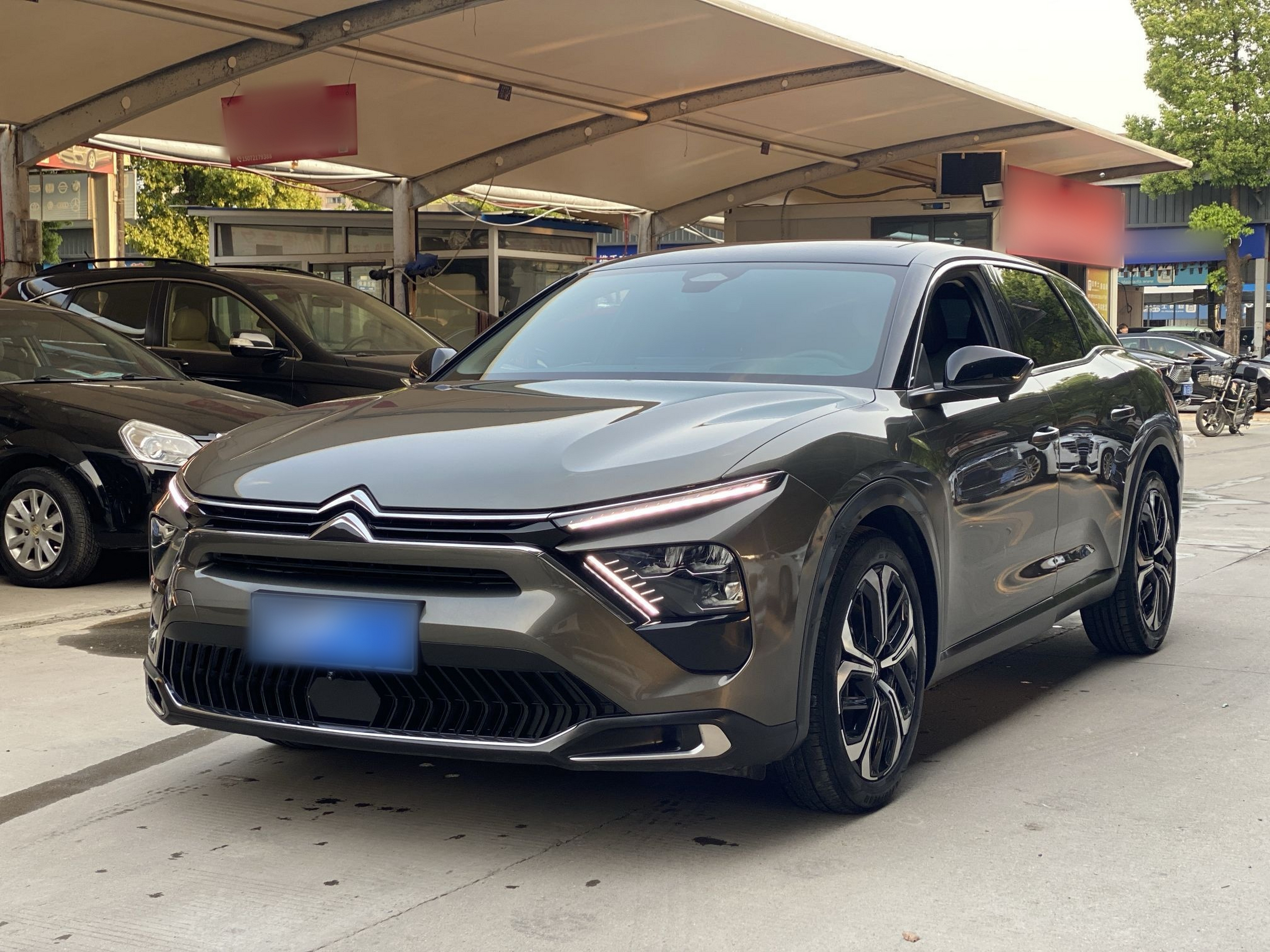 تحت مقدمة السيارة