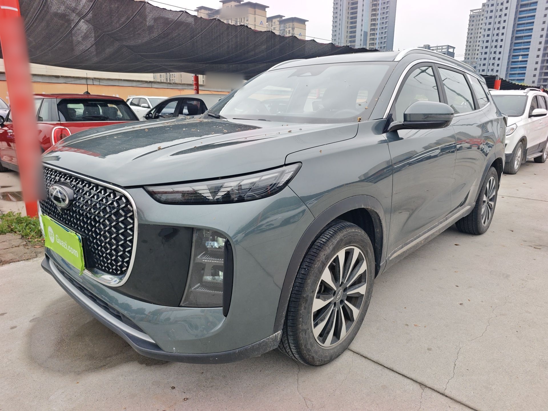 تحت مقدمة السيارة