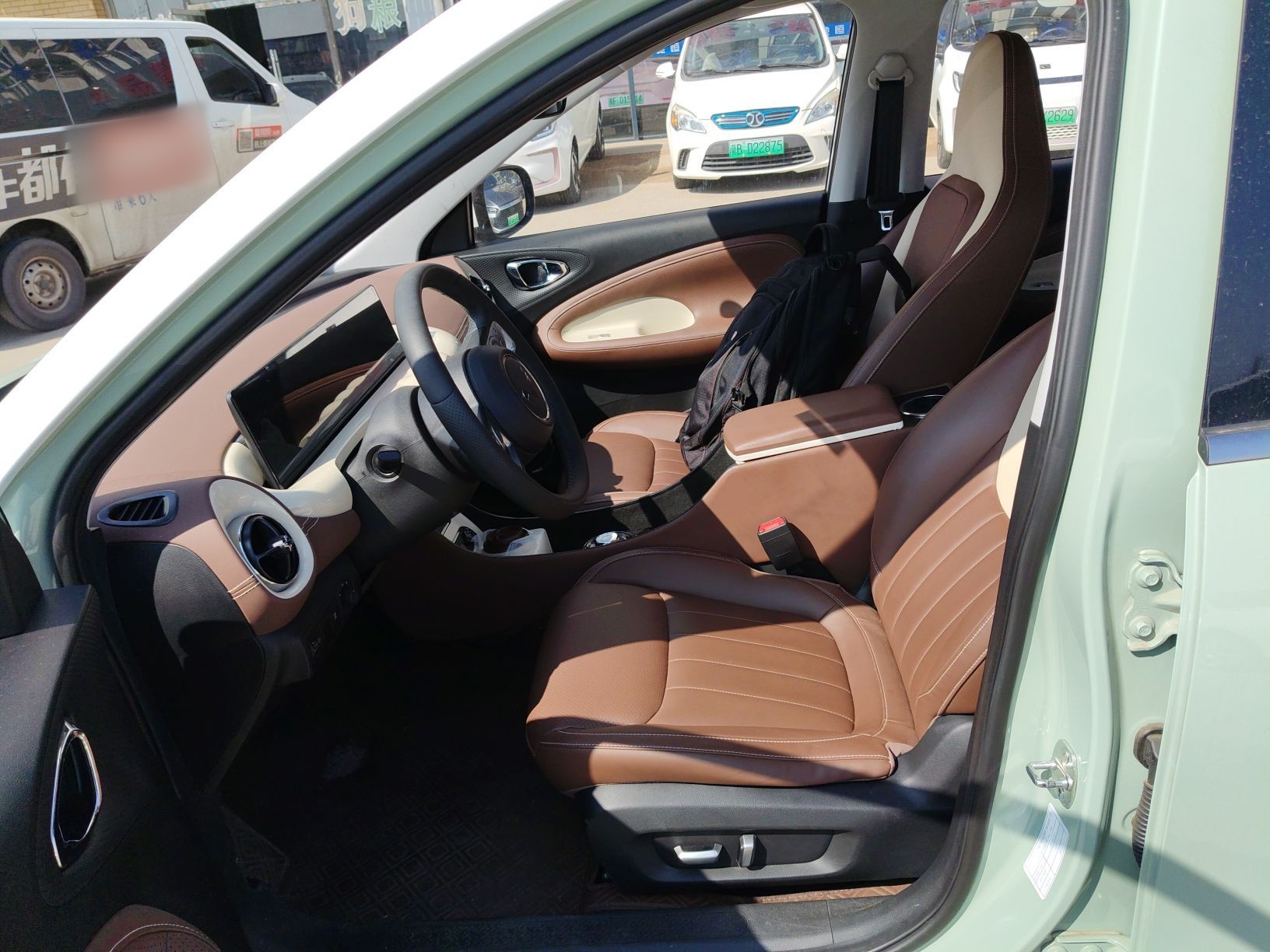 المقاعد الأمامية داخل السيارة