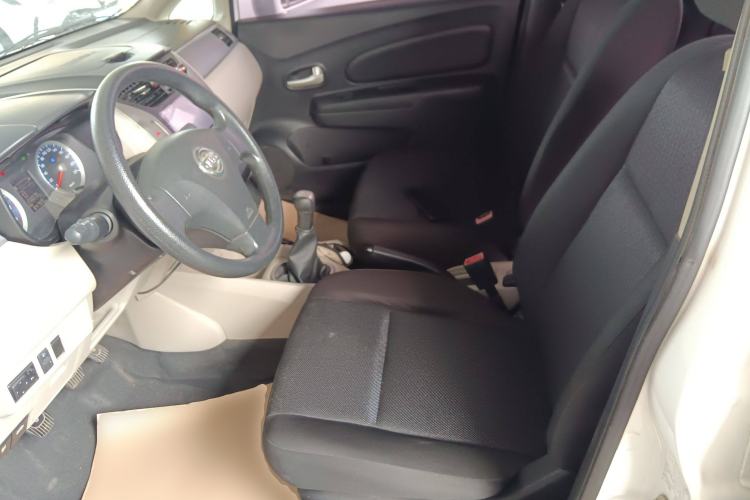 Used Venucia R50 2015 1.6L Manual Fashion Edition
