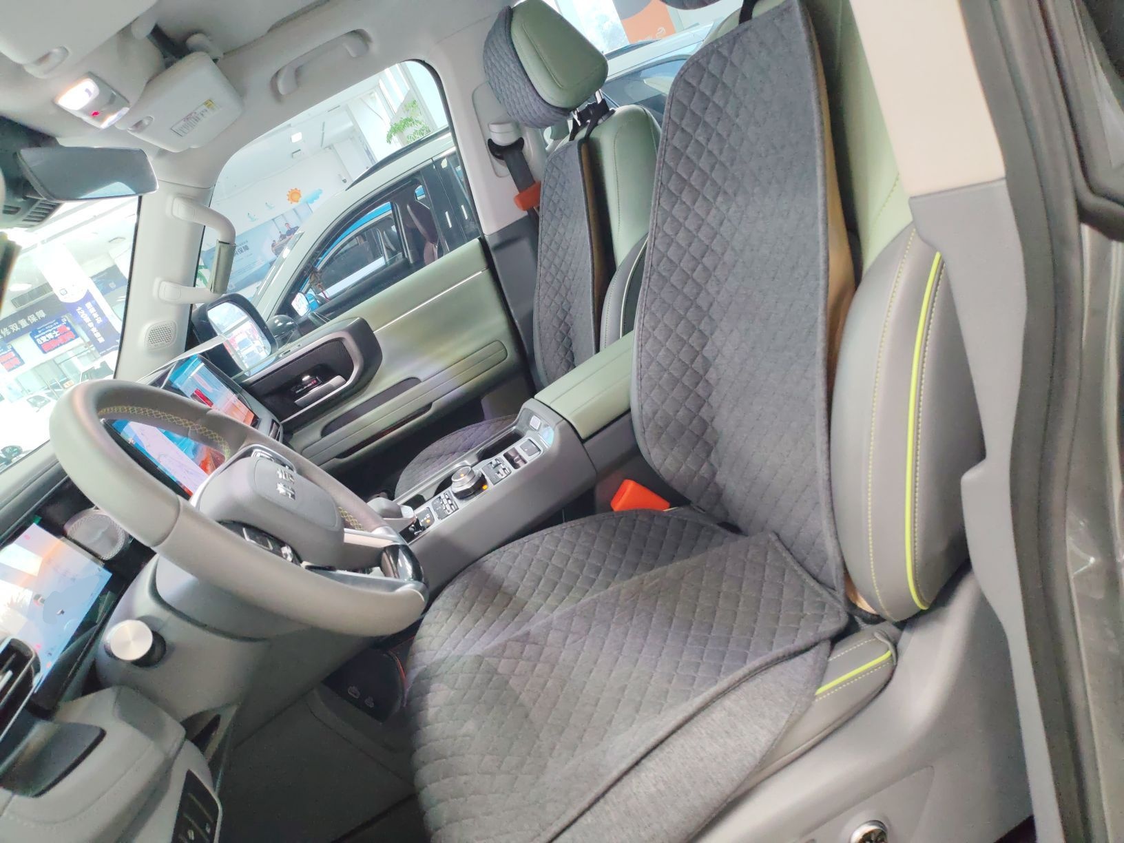 Переднее сиденье в автомобиле