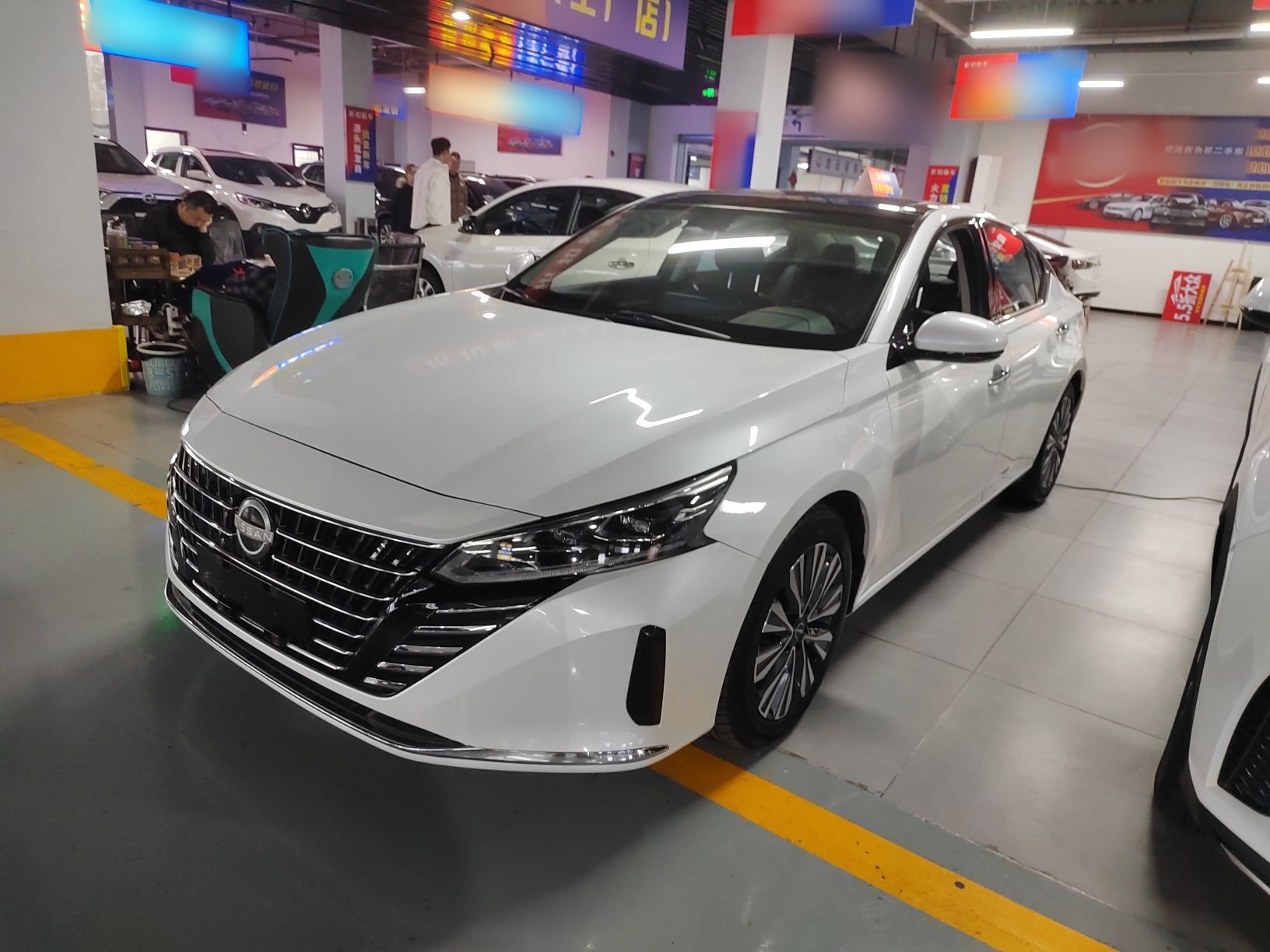 Под передней частью автомобиля