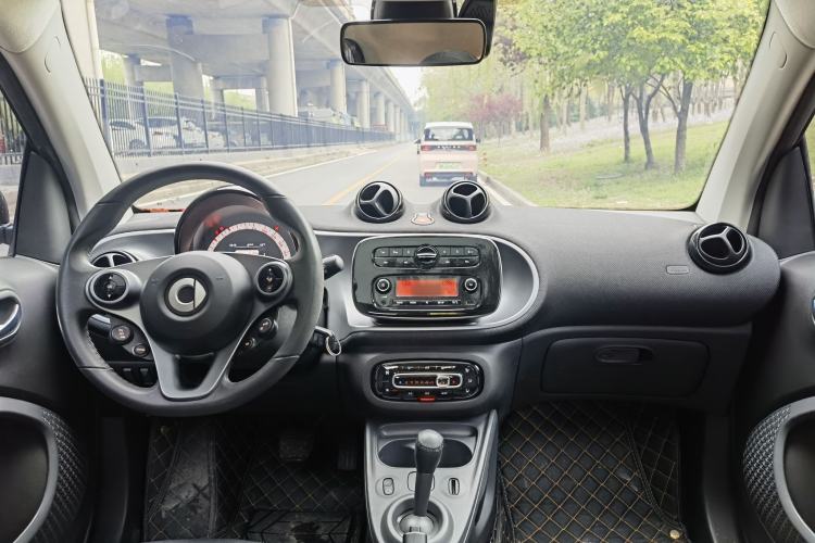 Used smart fortwo 2015 1.0L 52 kW Hardtop Passion Edition Interior 3