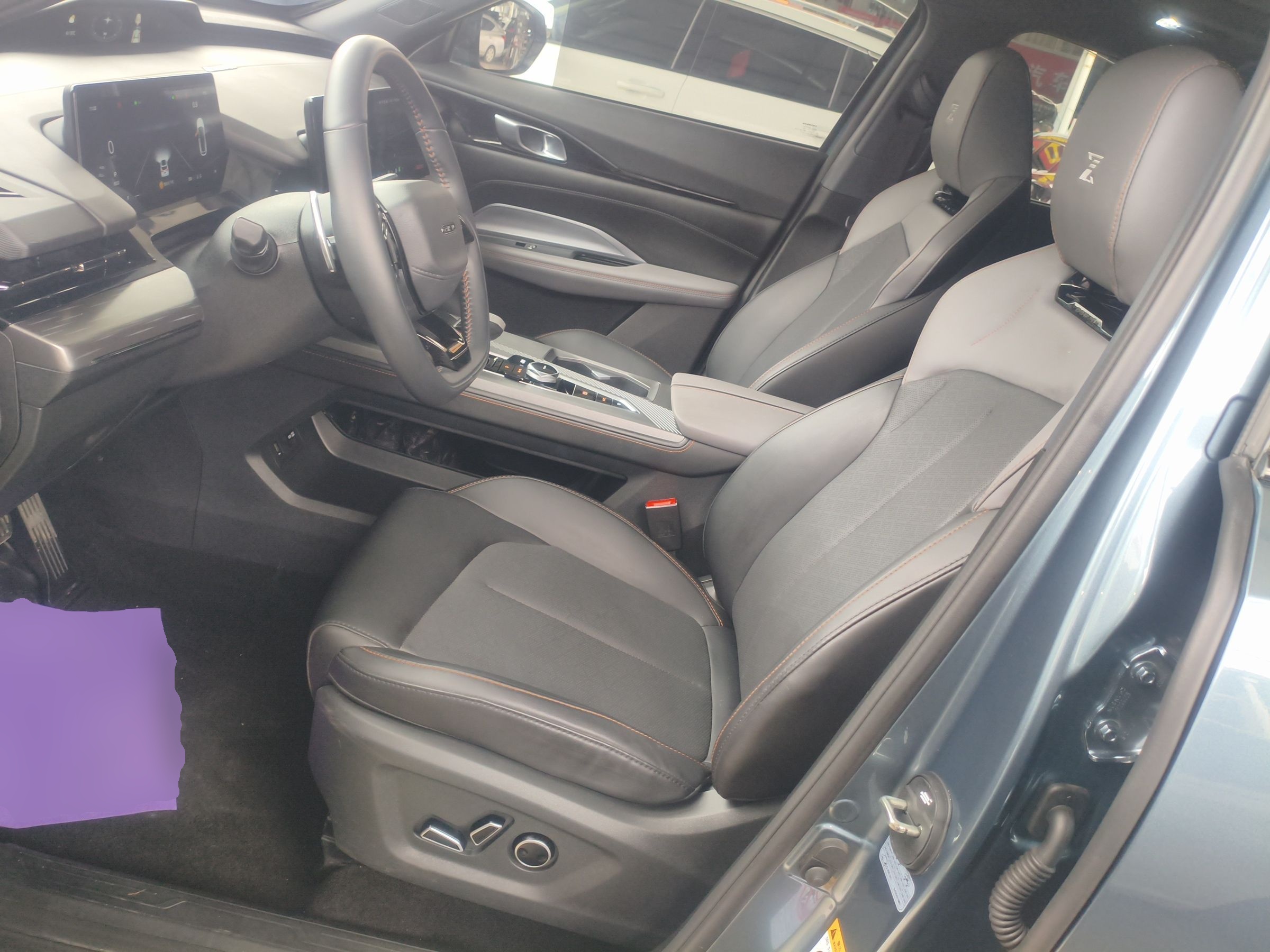 Переднее сиденье в автомобиле